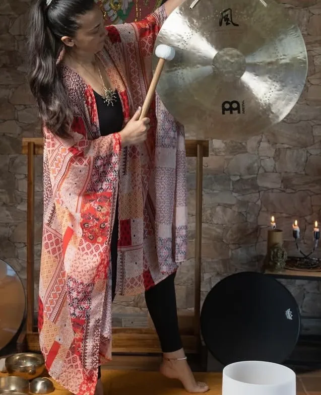 Andrea tocando el gong Meinl con una baqueta