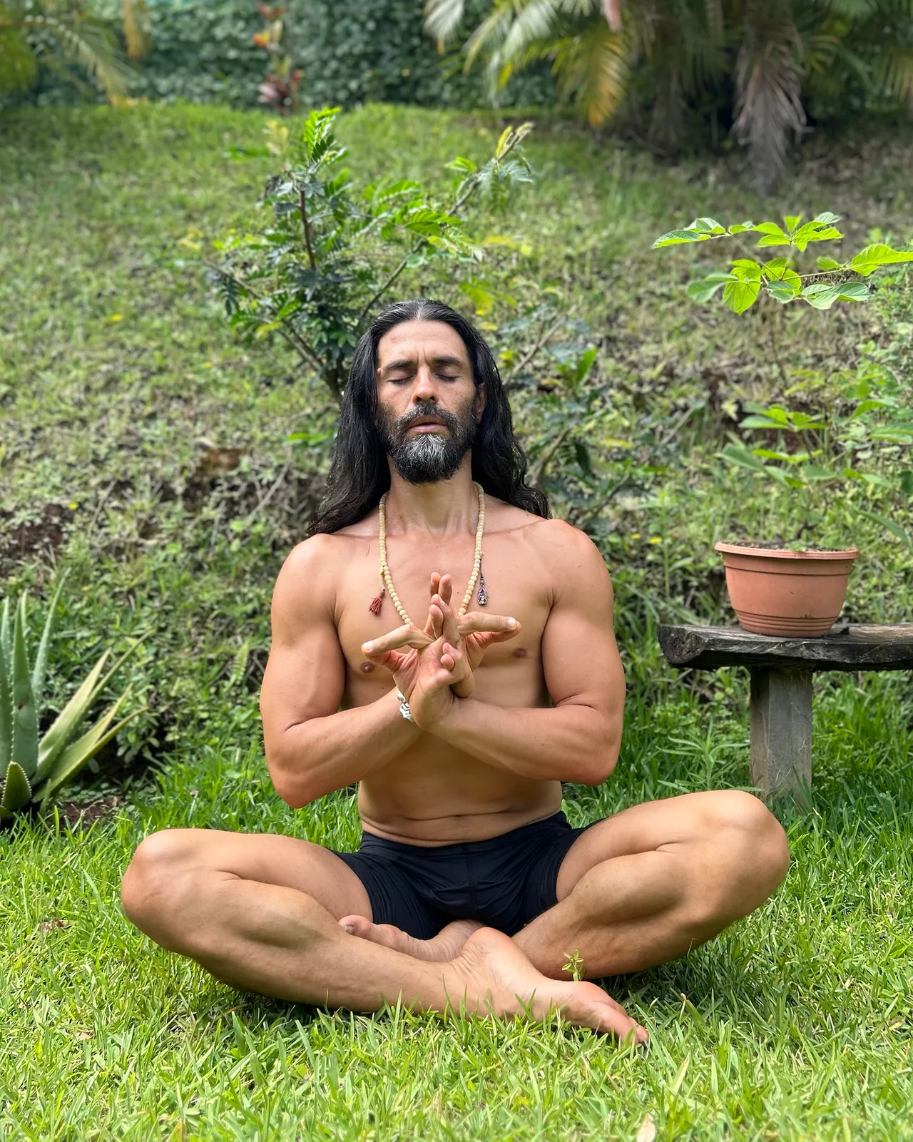 David Jiménez meditando en el jardín de la casa
