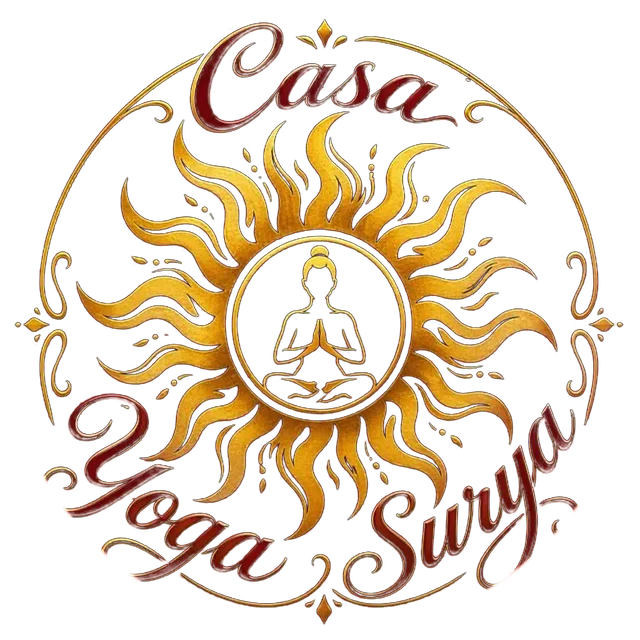 El logo de Casa Yoga Surya: un sol dorado con una figura que medita en el centro